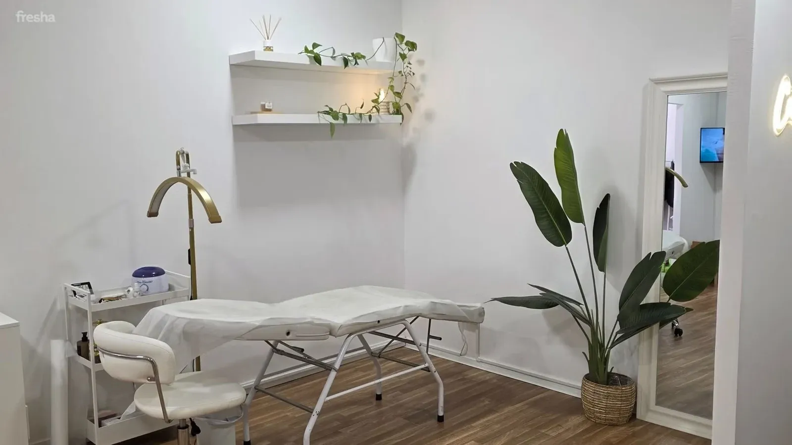 Área de tratamento com marquesa e luz natural